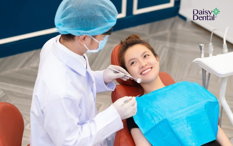 Dù đã phục hồi hoàn toàn nhưng mẹ vừa nhổ răng khôn vẫn nên tái khám theo lịch hẹn của bác sĩ để kiểm tra tổng thể