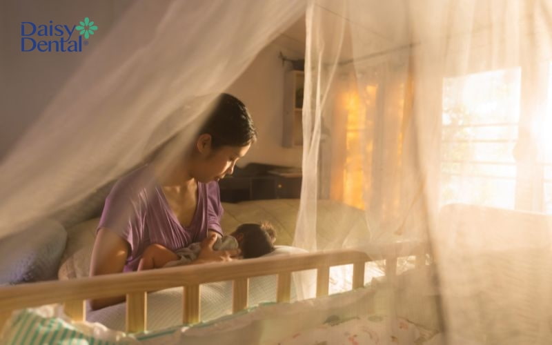 Để cho bé bú sau khi nhổ răng khôn, mẹ cần chờ khoảng 8-12 giờ