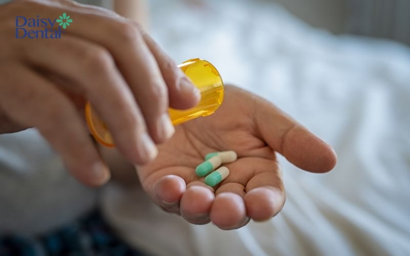 Trong một số trường hợp, bác sĩ sẽ kê thuốc giảm đau cho người vừa nhổ răng