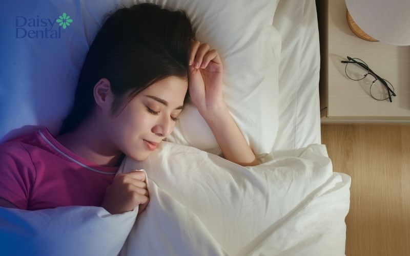 Mẹ đang cho con bú nên chú ý thời gian ngủ nghỉ nhiều hơn để phục hồi nhanh chóng hơn sau khi nhổ răng