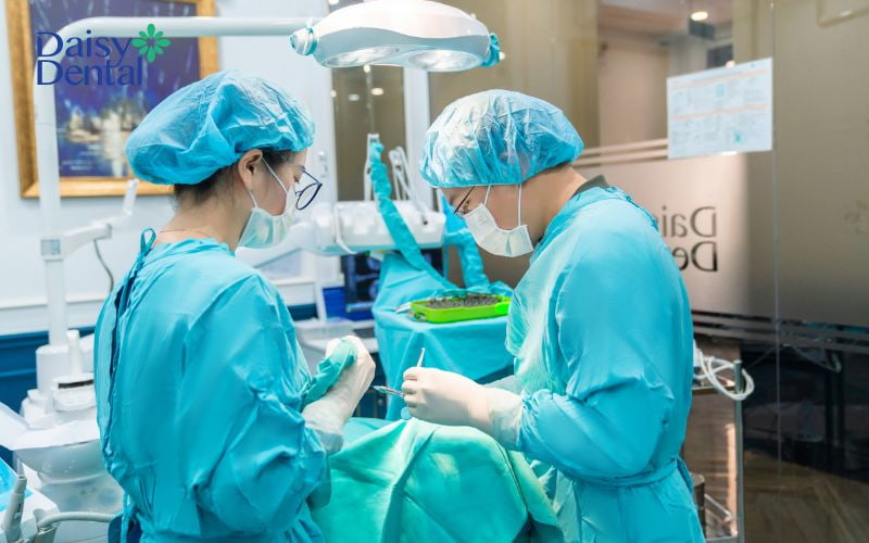 Bác sĩ thực hiện điều trị tủy cho khách hàng