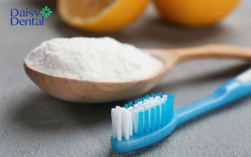 Muối giúp làm sạch mảng bám trên răng hiệu quả