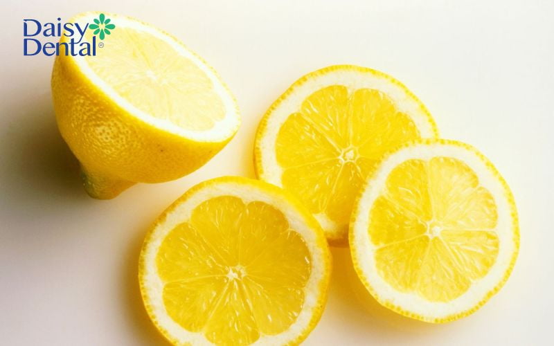 Chanh là nguyên liệu giúp kháng khuẩn và làm sạch mảng bám trên răng hiệu quả