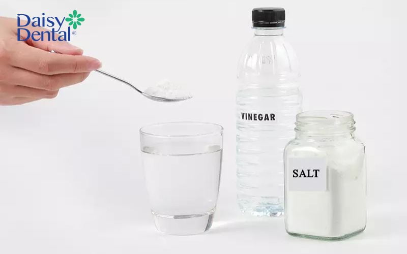 Giấm giúp loại bỏ mảng bám đen trên răng được nhiều người áp dụng và mang lại hiệu quả cao