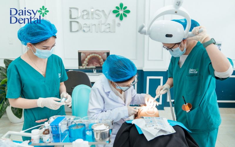 Khách hàng được bác sĩ lấy cao răng an toàn, hiệu quả tại Nha khoa Quốc tế DAISY