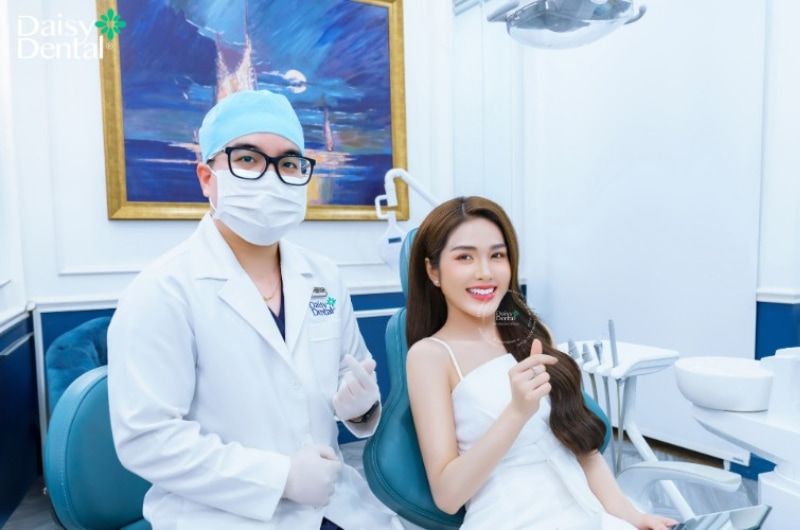Khách hàng hoàn toàn hài lòng sau khi nhổ răng khôn tại DAISY DENTAL