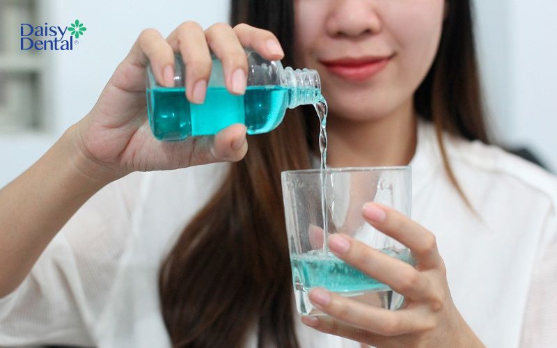 Dung dịch nước súc miệng có rất nhiều công dụng
