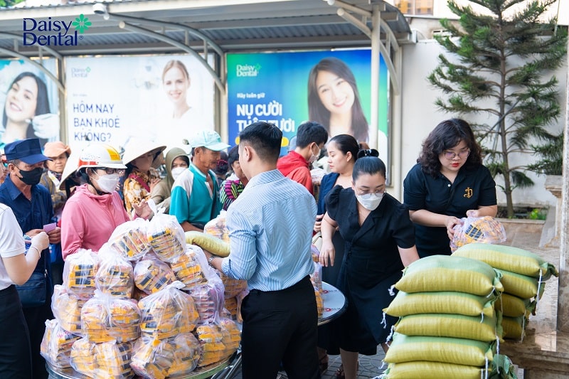 Những hình ảnh nổi bật tại buổi phát gạo thiện nguyện