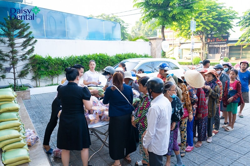 Ngày 25/08/2024, DAISY DENTAL chi nhánh Bình Dương đã tổ chức sự kiện phát gạo thiện nguyện, trao tay hàng trăm phần quà cho người dân 