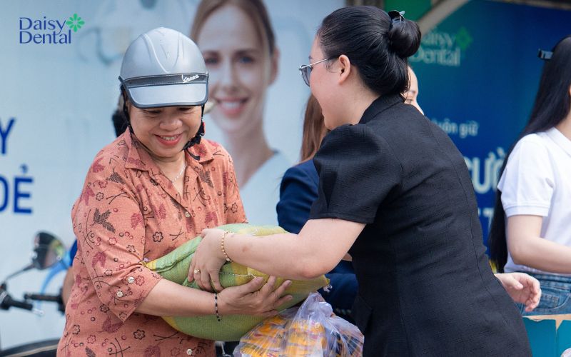 Người dân hạnh phúc khi được nhận quà từ DAISY DENTAL