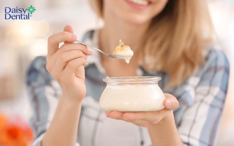 Nên ăn loại thực phẩm mềm như sữa chua