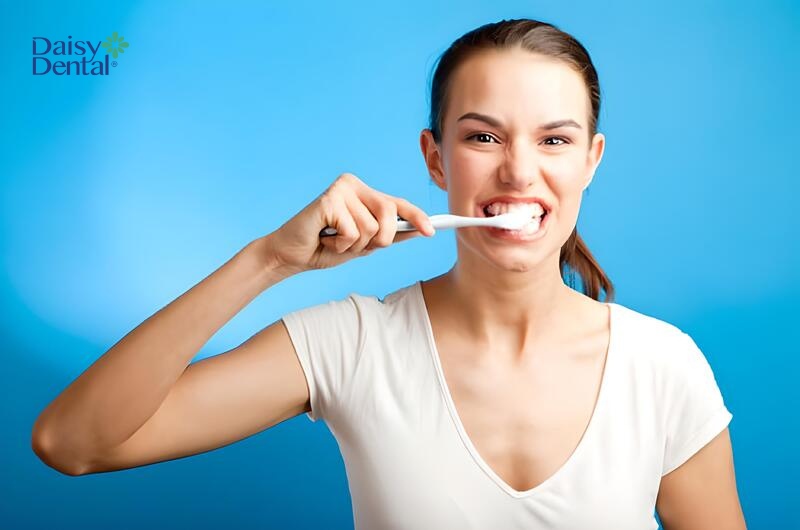 Vệ sinh răng miệng không kỹ lưỡng sẽ làm răng bị đen ở mặt trong.