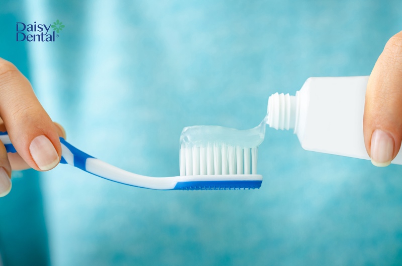 Vệ sinh răng miệng đúng cách sẽ giúp ngăn ngừa tình trạng răng bị đen.