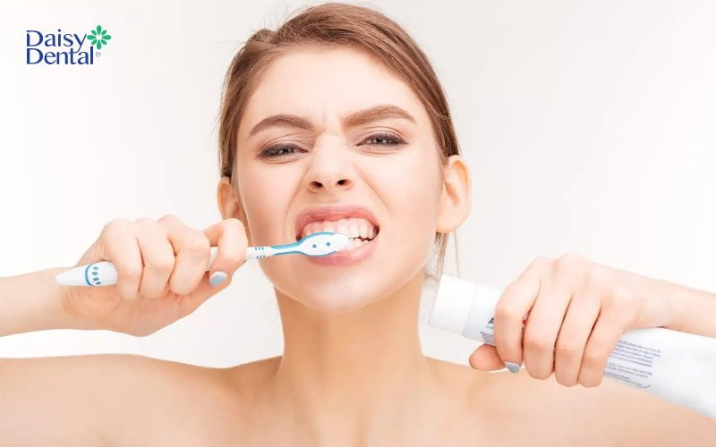 Chải răng quá mạnh khiến nướu bị tổn thương