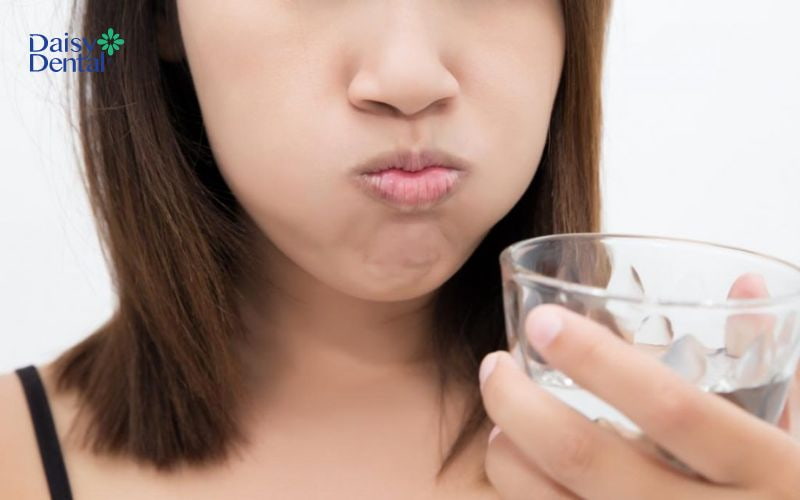 Súc miệng bằng nước muối sinh lý giúp cảm cảm giác đau nhức và khó chịu