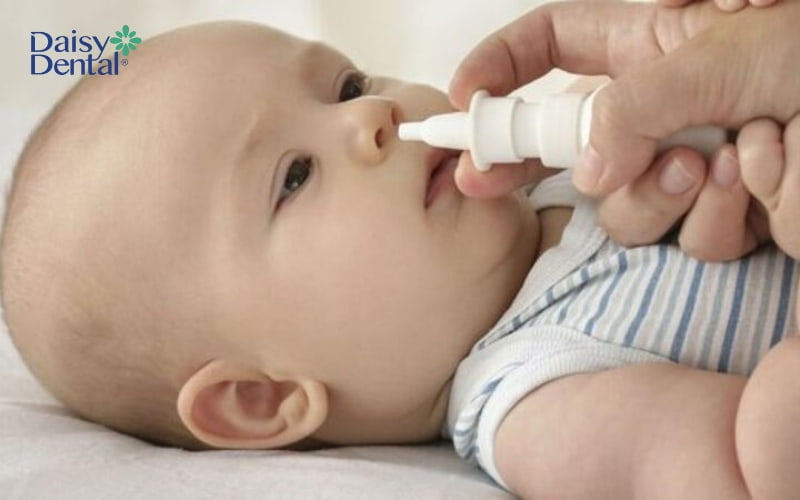 Phụ huynh có thể sử dụng dụng cụ hút mũi khi dịch mũi của trẻ nhiều