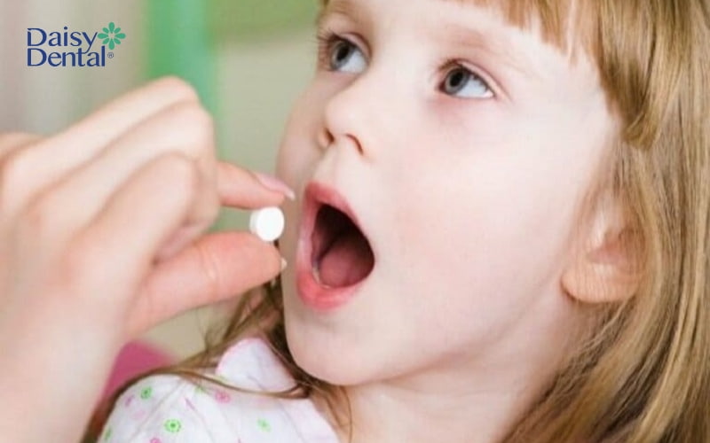 Nên dùng thuốc đúng chỉ định của bác sĩ cho trẻ bị viêm họng cấp