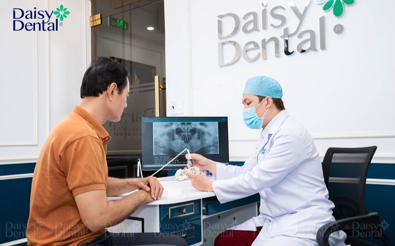 Thăm khám kỹ lưỡng và tư vấn cho người bệnh về khả năng thực hiện cấy ghép