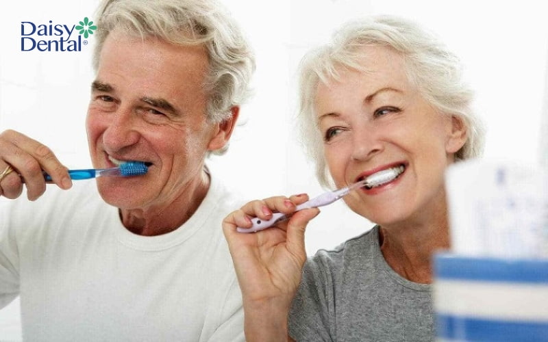 Người cao tuổi cần chăm sóc răng miệng kỹ lưỡng sau khi thực hiện cấy ghép