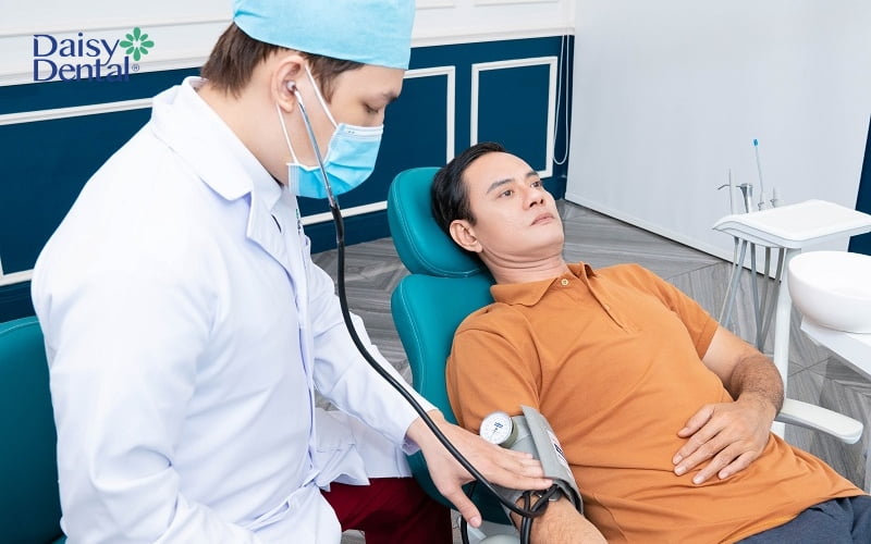 Nha khoa Quốc tế DAISY thực hiện cấy ghép Implant cho người già trong phòng điều trị 1 chiều khép kín