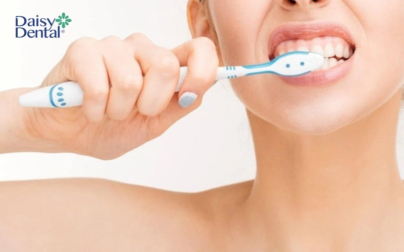 Vệ sinh răng miệng sai cách là một trong những nguyên nhân gây ra tình trạng hôi miệng sau cấy ghép Implant