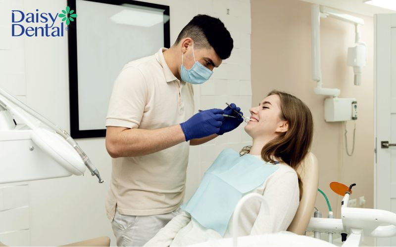 Khách hàng được bác sĩ điều trị bệnh lý dứt điểm trước khi trồng răng Implant số 6