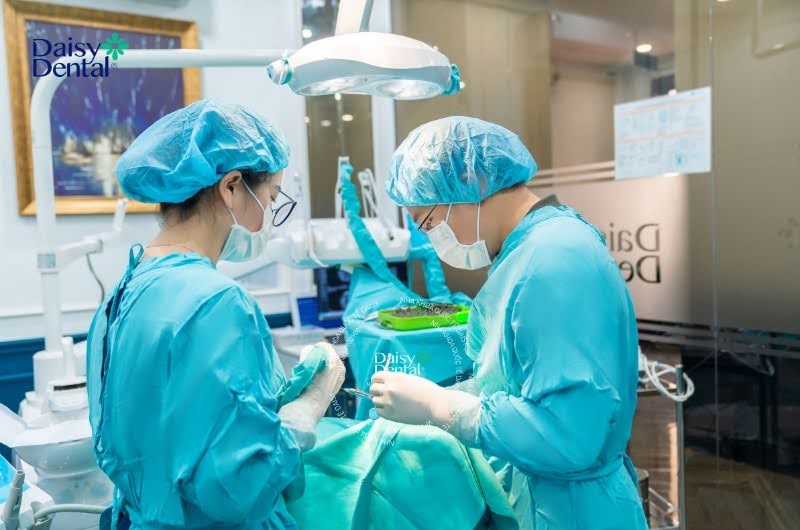 Bác sĩ tiến hành cấy trụ Implant vào xương hàm cho khách hàng.