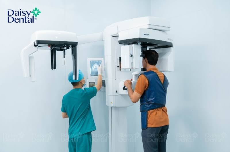 Khách hàng chụp X - quang trước khi trồng răng Implant.