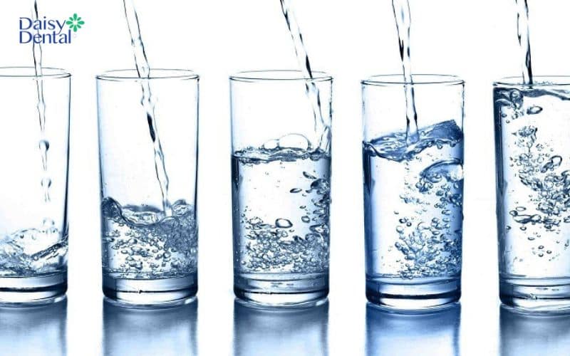 Không cung cấp lượng nước vừa đủ cho cơ thể cũng là nguyên nhân gây ra tụt lợi hàm dưới