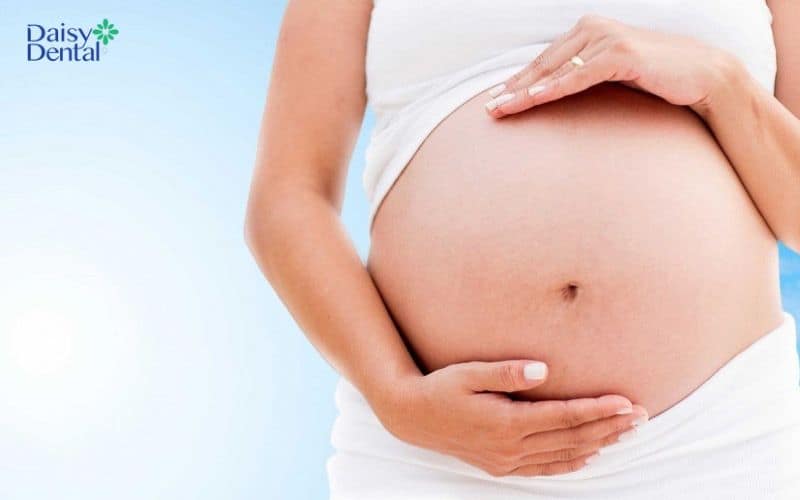 Phụ nữ trong thời gian mang thai sẽ có tỷ lệ gặp phải tình trạng tụt lợi hàm dưới cao hơn người bình thường