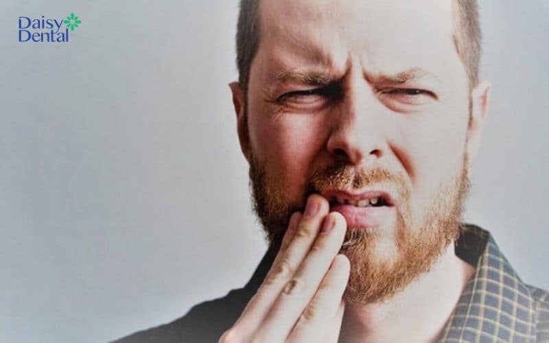 Tụt lợi hàm dưới khiến răng của người bệnh trở nên rất nhạy cảm