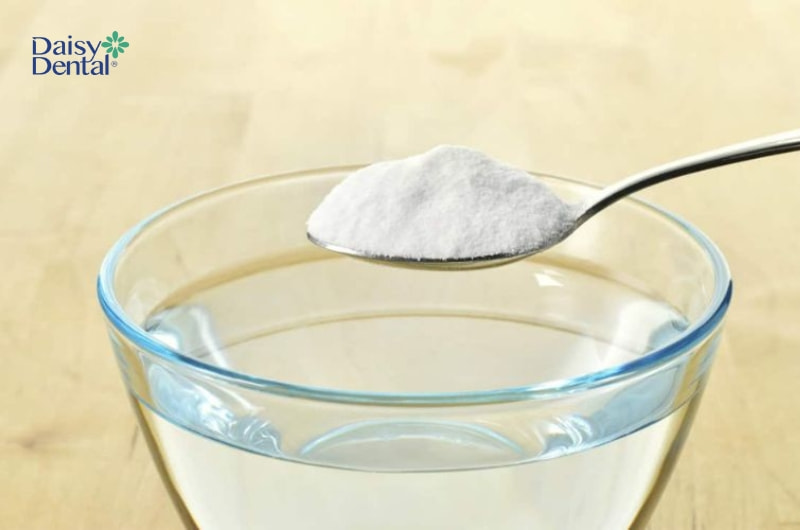 Răng xô lệch làm tăng nguy cơ gây tụt lợi.