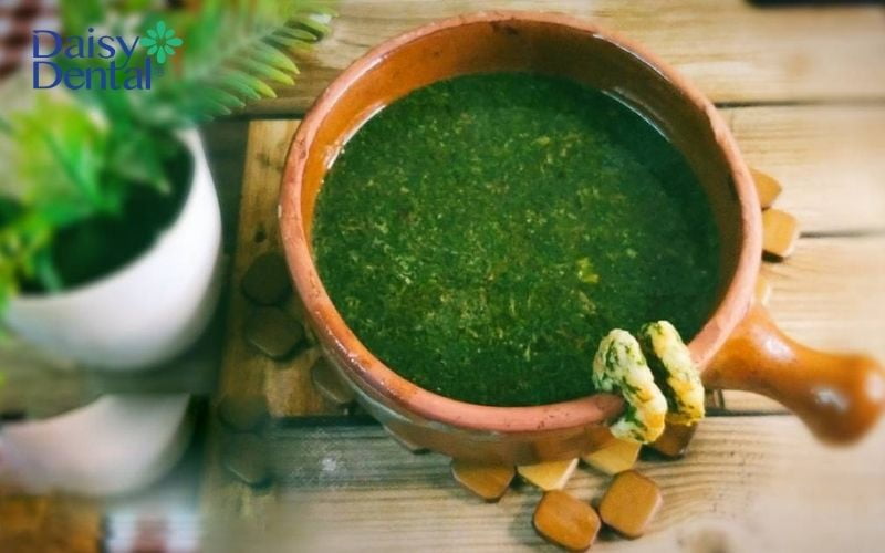 Canh rau đay dễ ăn, dễ nuốt rất thích hợp với người bị viêm họng