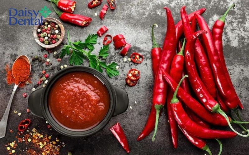 Ăn ớt cay, nóng sẽ khiến tình trạng viêm họng tiến triển nặng hơn