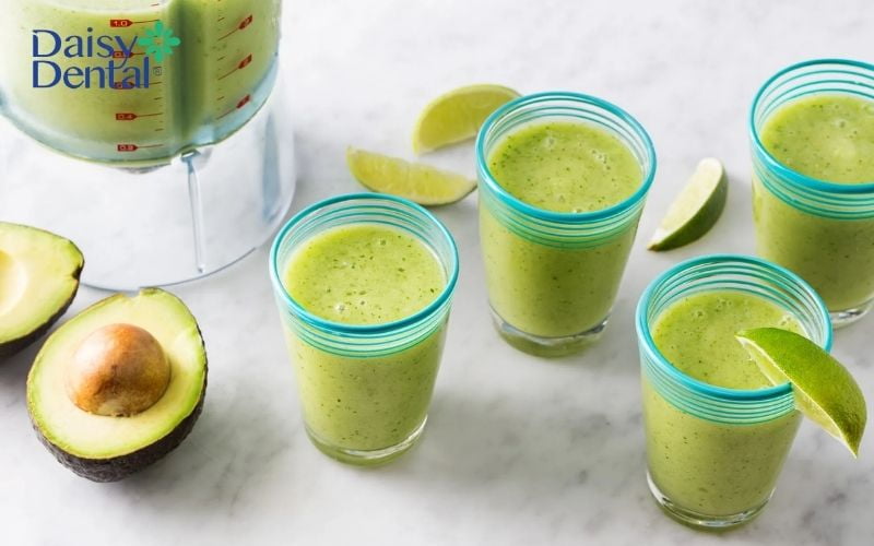 Uống sinh tố bơ làm dịu cảm giác đau rát ở cổ họng