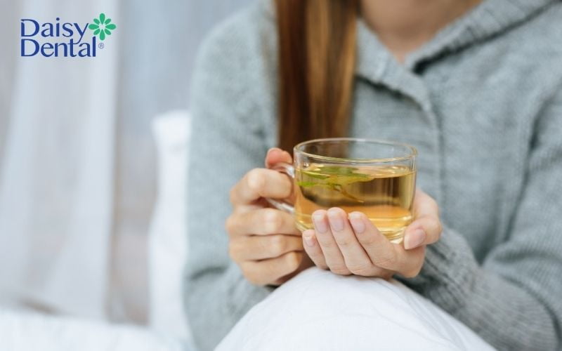 Trà xanh giúp cơ thể tăng cường trao đổi chất, làm dịu tình trạng viêm họng