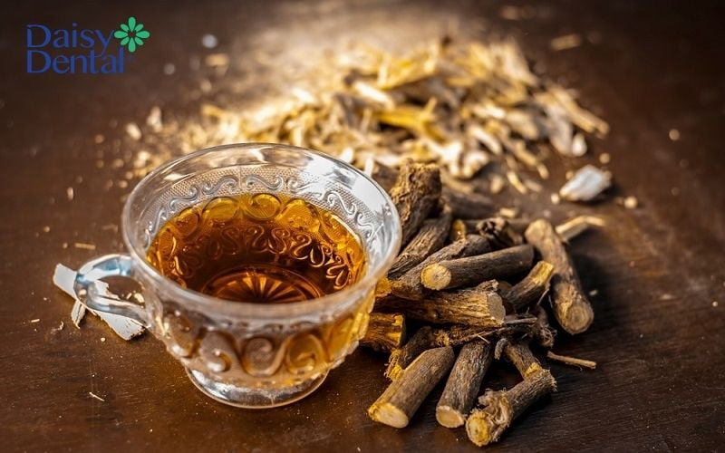 Trà cam thảo có tác dụng thanh nhiệt, giải độc tốt cho người bị viêm họng