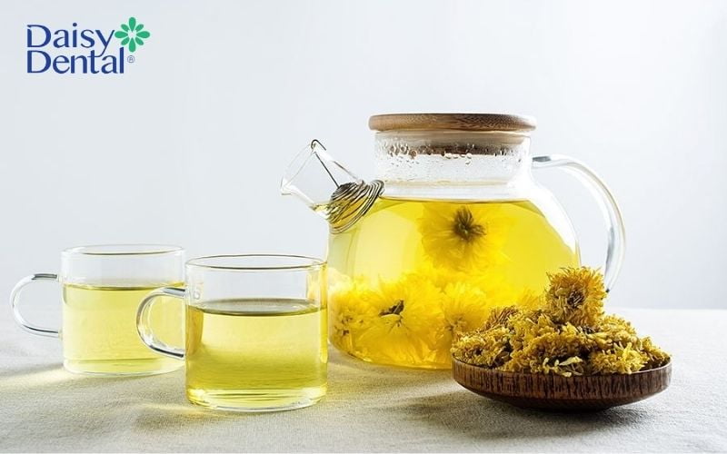 Trà hoa cúc hỗ trợ điều trị viêm họng hiệu quả