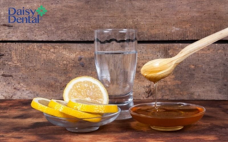 Uống nước chanh nóng mật ong giúp làm dịu cơn đau họng