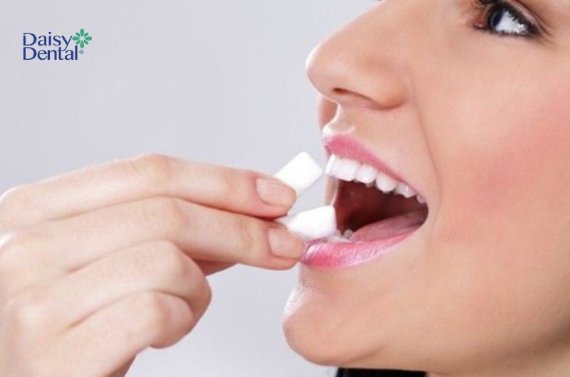 Dùng kẹo cao su không đường có thể giúp hơi thở thơm tho