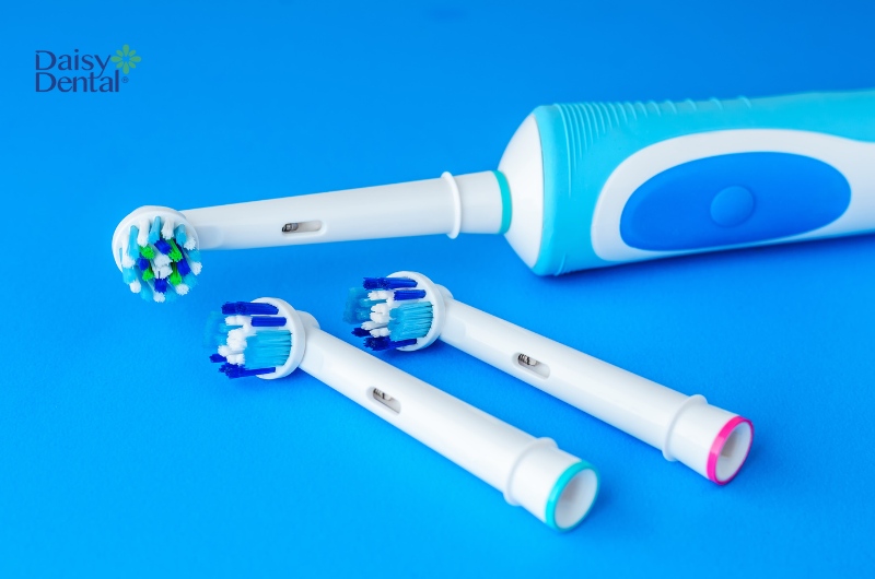 Thiết kế đầu bàn chải nhỏ sẽ giúp làm sạch răng, mắc cài hiệu quả hơn