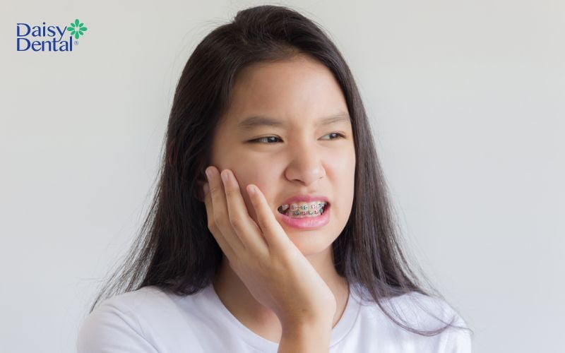 Đau nhức xung quanh răng là một trong những dấu hiệu của hiện tượng bật chân răng
