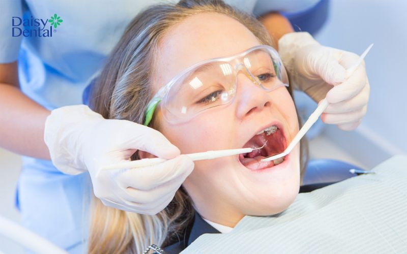 Khi bị bật chân răng bạn cần thăm khám bác sĩ ngay lập tức