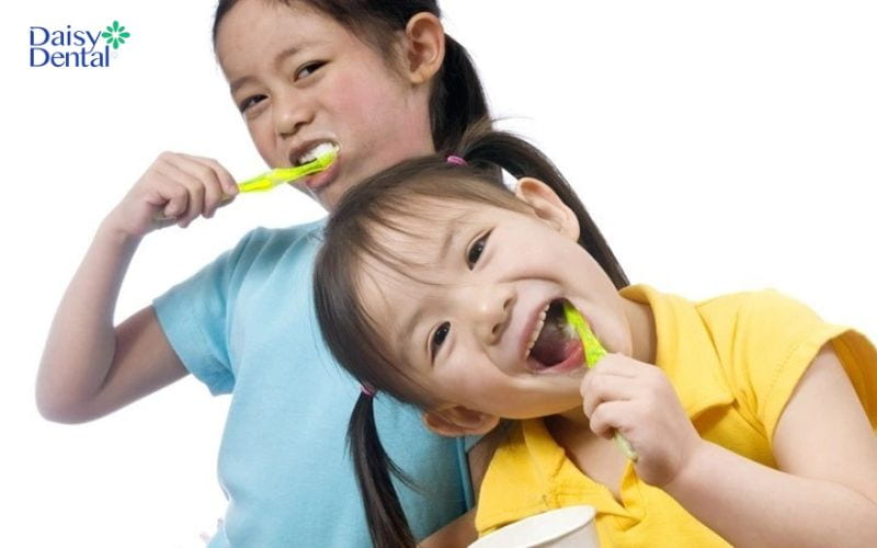 Việc vệ sinh răng miệng kém là nguyên nhân chủ yếu gây hôi miệng