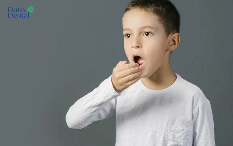 Bé bị hôi miệng do nghẹt mũi phải hít thở bằng miệng gây khô miệng