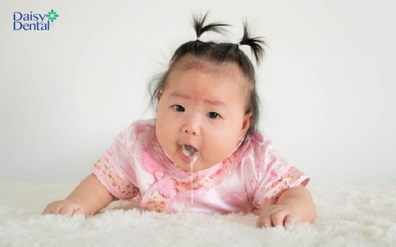 Bé bị trào ngược dạ dày thực quản cũng gây nên tình trạng hôi miệng