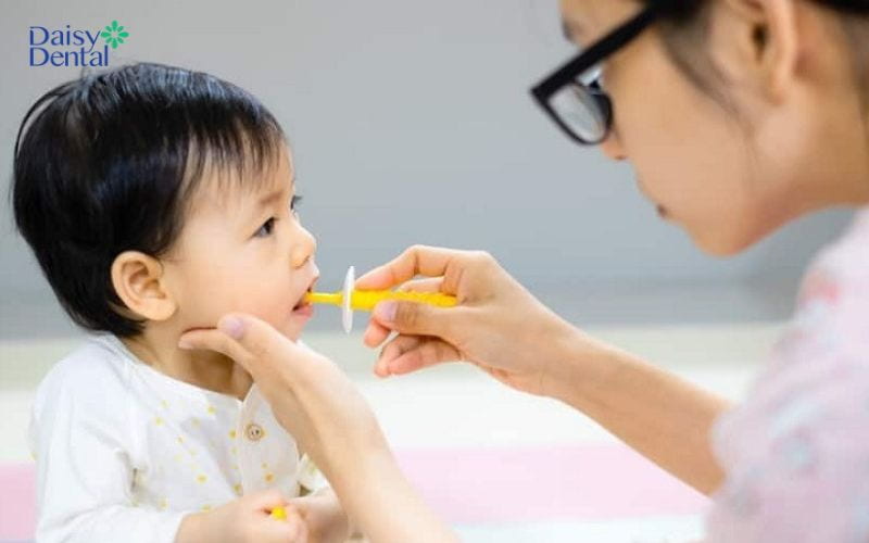 Hướng dẫn hoặc hỗ trợ trẻ 2 tuổi vệ sinh răng miệng đúng cách