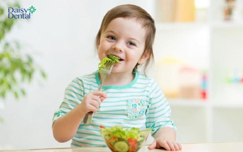 Duy trì chế độ ăn uống lành mạnh cho trẻ từ bé