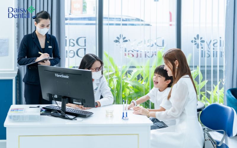 Cho bé 2 tuổi thăm khám nha khoa định kỳ để kiểm tra tình trạng răng miệng