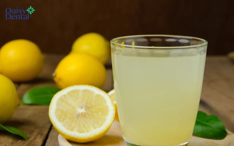 Súc miệng bằng nước chanh tươi là một cách giúp giảm mùi hôi miệng hiệu quả